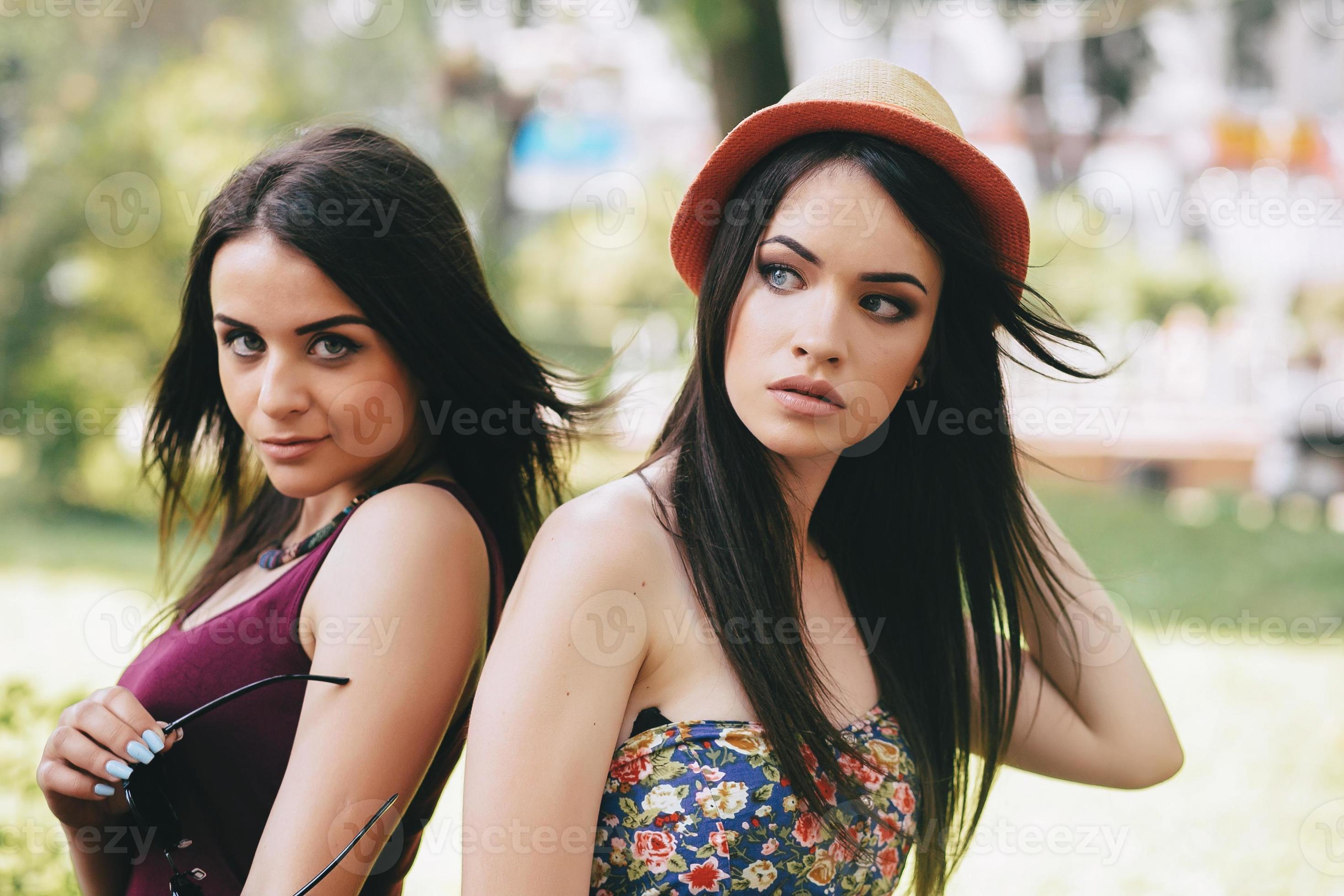 duas meninas lindas 11460925 Foto de stock no Vecteezy